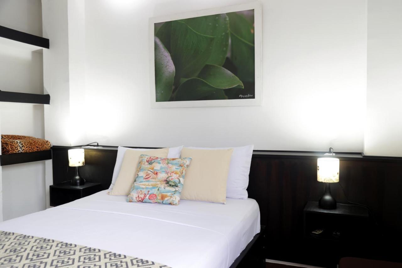 Hotel-Restaurante Ancora Puerto Lopez Bagian luar foto